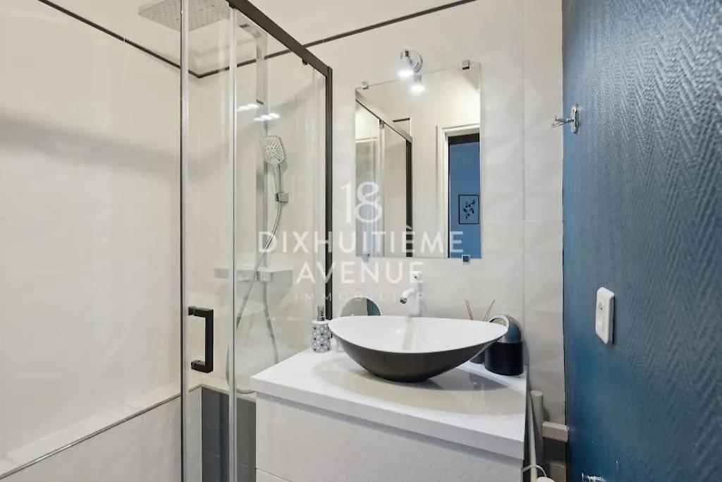 Modernite Et Confort A Montmartre Paris France