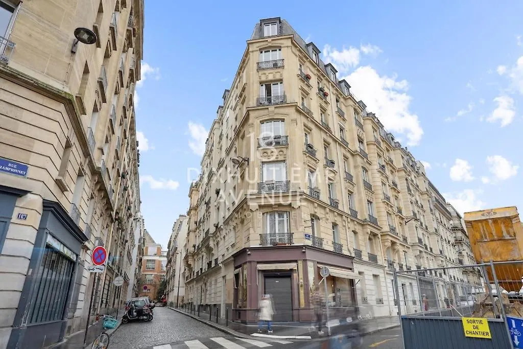 Modernite Et Confort A Montmartre Paris France